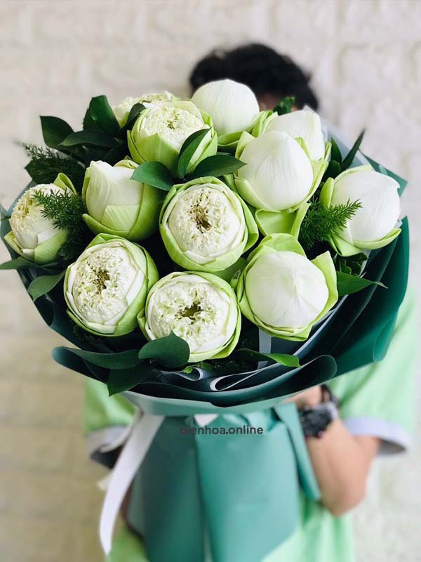 Bó hoa sen trắng đẹp: Cùng thưởng thức vẻ đẹp đơn giản nhưng rực rỡ của bó hoa sen trắng tuyệt đẹp trong bức ảnh này. Một món quà ý nghĩa và đầy tình cảm cho những người thân yêu của bạn.